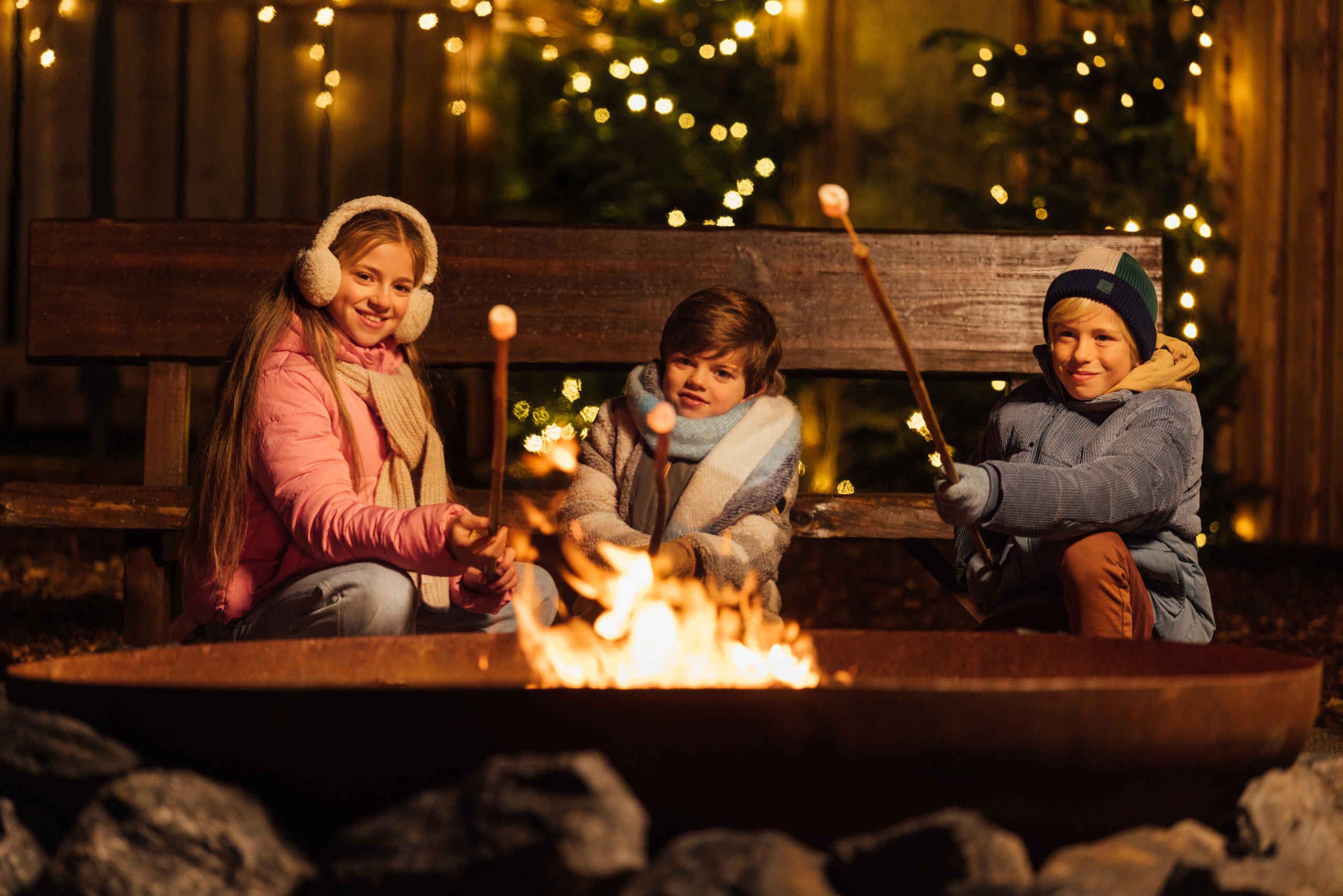 Paar kinderen die marshmallows aan het bakken zijn