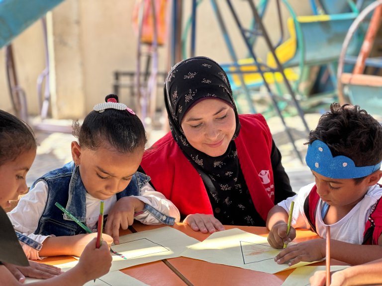 Een vrouw die samen aan het tekenen is
