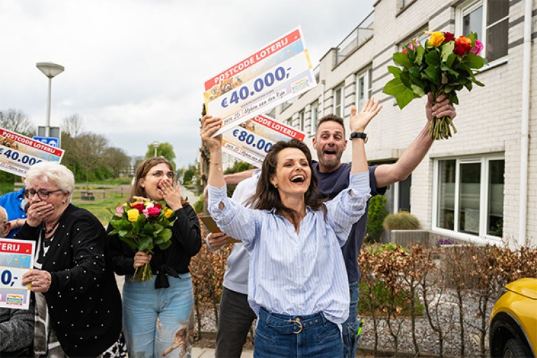 Alphen_aan_den_rijn_winnaars_Geluk_Postcode_Loterij_bloemen_cheque_winnen_prijs_cadeau.jpg