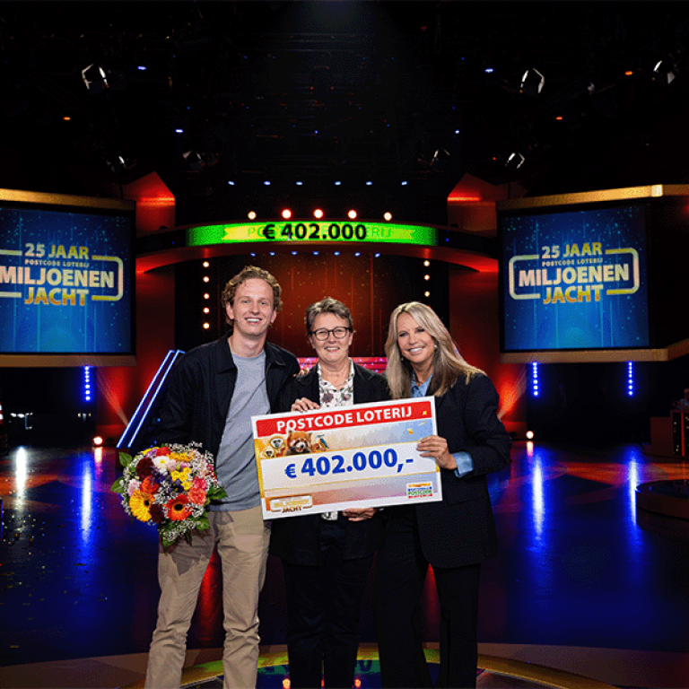 Winnares Paulien viert met haar zoon en Linda de Mol haar gewonnen bedrag van €402.000,- tijdens Miljoenenjacht