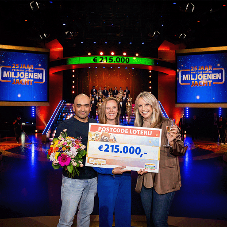 Winnaar Anette staat naast Linda en man na het winnen van groot geldbedrag