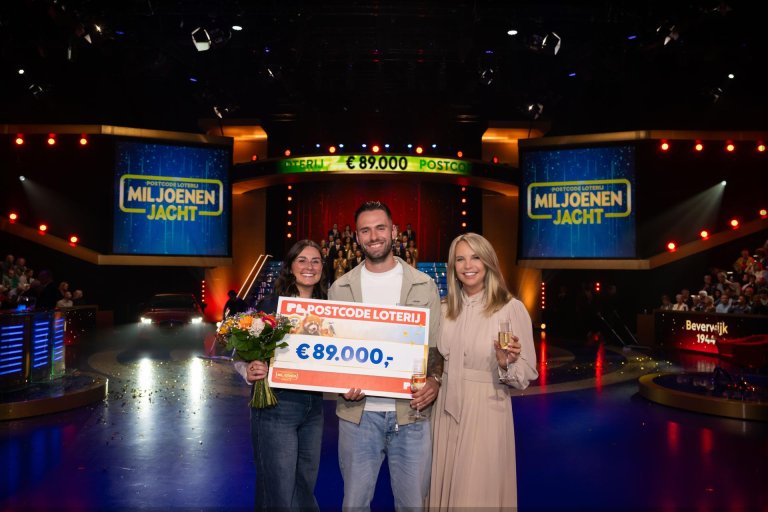 Blije man met een cheque in zijn handen